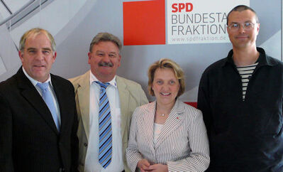 Henry Wiedemann, Bernd Klapper und Timo Jung (v.l.n.r) mit Katja Mast