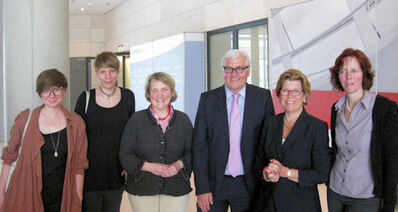 Daniela Scheil, Theresa Stukenbrock, Katja Mast, Frank-Walter Steinmeier, Jeanette Fiedler, Teresa Neuhaus (v.l.n.r.)