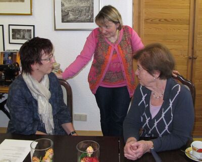 Katja Mast im Gespräch mit Alexandra Rapp (li.) und Brigitte Wetzel (re.)