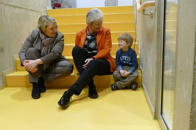 Katja Mast und Heike Baehrens besuchen das Kinderzentrum Maulbronn
