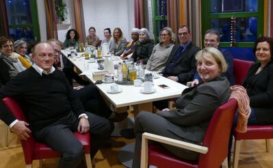 Katja Mast diskutiert mit der internationalen Mutter-Kind-Gruppe über Kinder und Gerechtigkeit im Mehrgenerationenhaus M