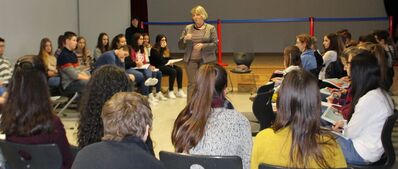 Katja Mast im Gespräch mit zwei 9. Klassen des Theodor-Heuss-Gymnasiums Mühlacker