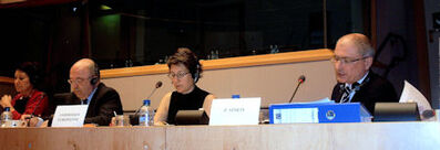 MdEP Peter Simon (1 v.r.), Wettbewerbskommissar Joaquín Almunia (2.v.l.)