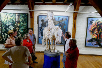 Katja Mast mit Teilnehmern der Sommertour vor Hans Scheibs "Jette zu Pferd IV".