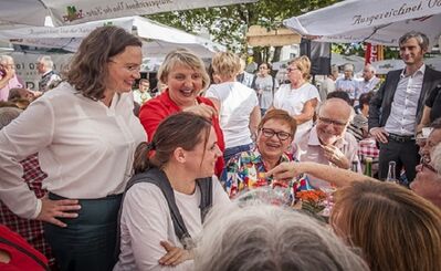 Katja Mast und BM Andrea Nahles mit Besuchern des Pforzheimer OechsleFests (© Carlos Valdivieso)